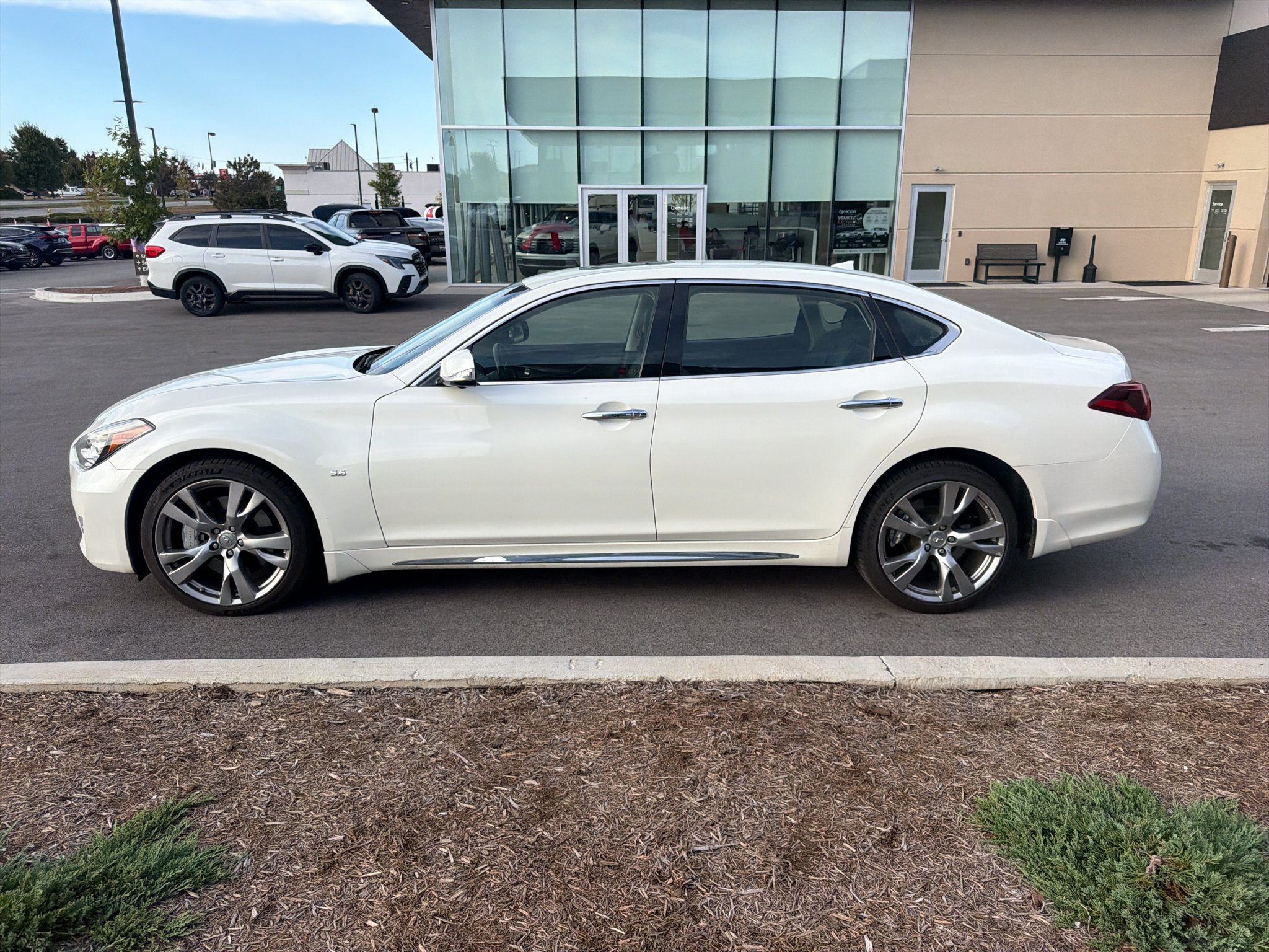 Used 2016 Majestic White INFINITI 5.6 image 3