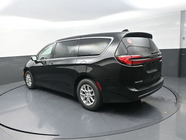New 2027 Diamond Black Crystal Pearl-Coat Exterior Paint Chrysler Select image 7