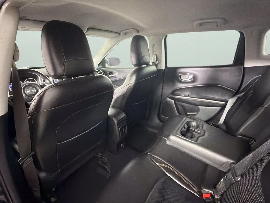 Used 2018  Jeep Limited image 27