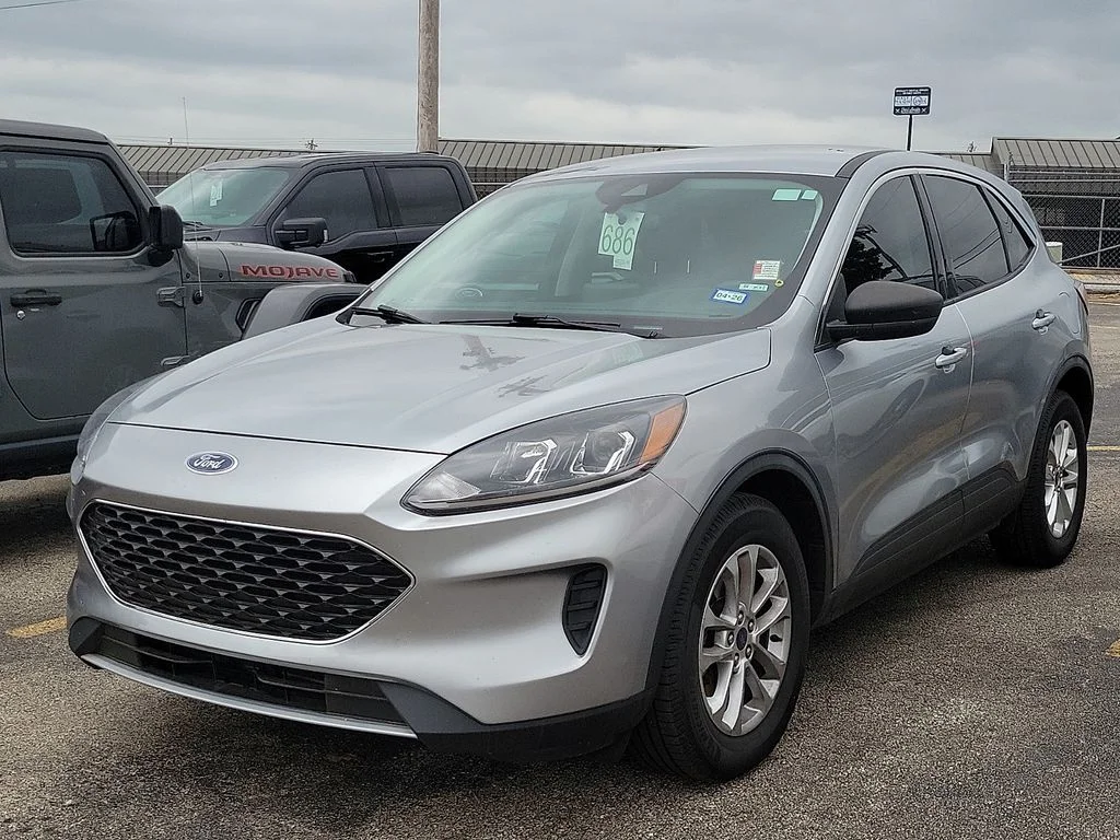 Used 2022 Silver Metallic Ford SE image 2