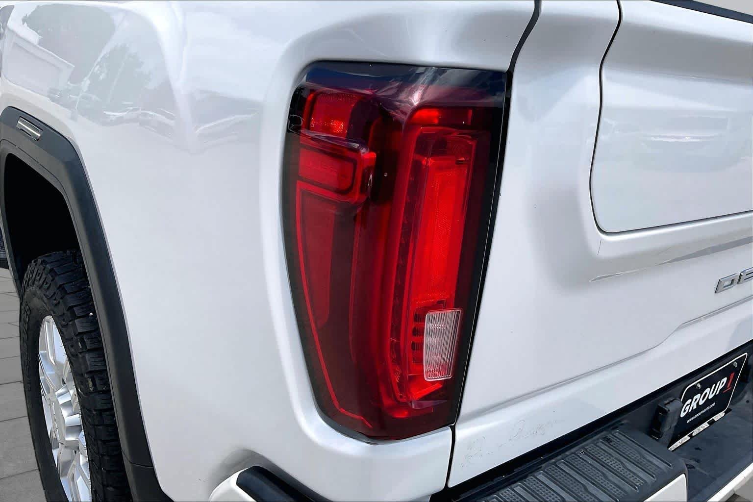 Used 2022 White Frost Tricoat GMC Denali image 28