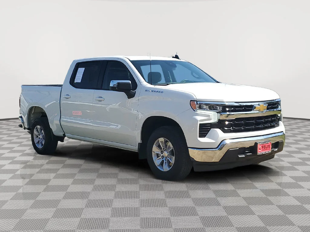 Used 2026 Summit White Chevrolet LT image 3