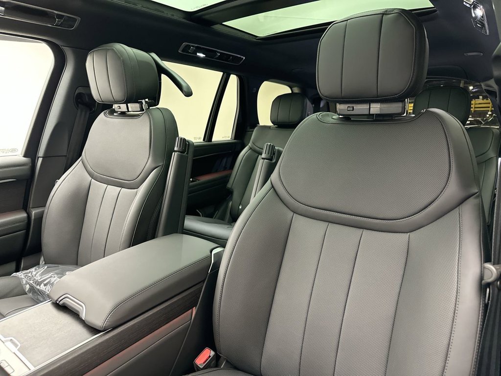 New 2027 Santorini Black Land Rover SE image 10