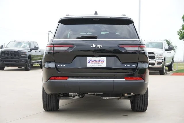 New 2025 Diamond Black Crystal Pearl-Coat Exterior Paint Jeep Limited image 7