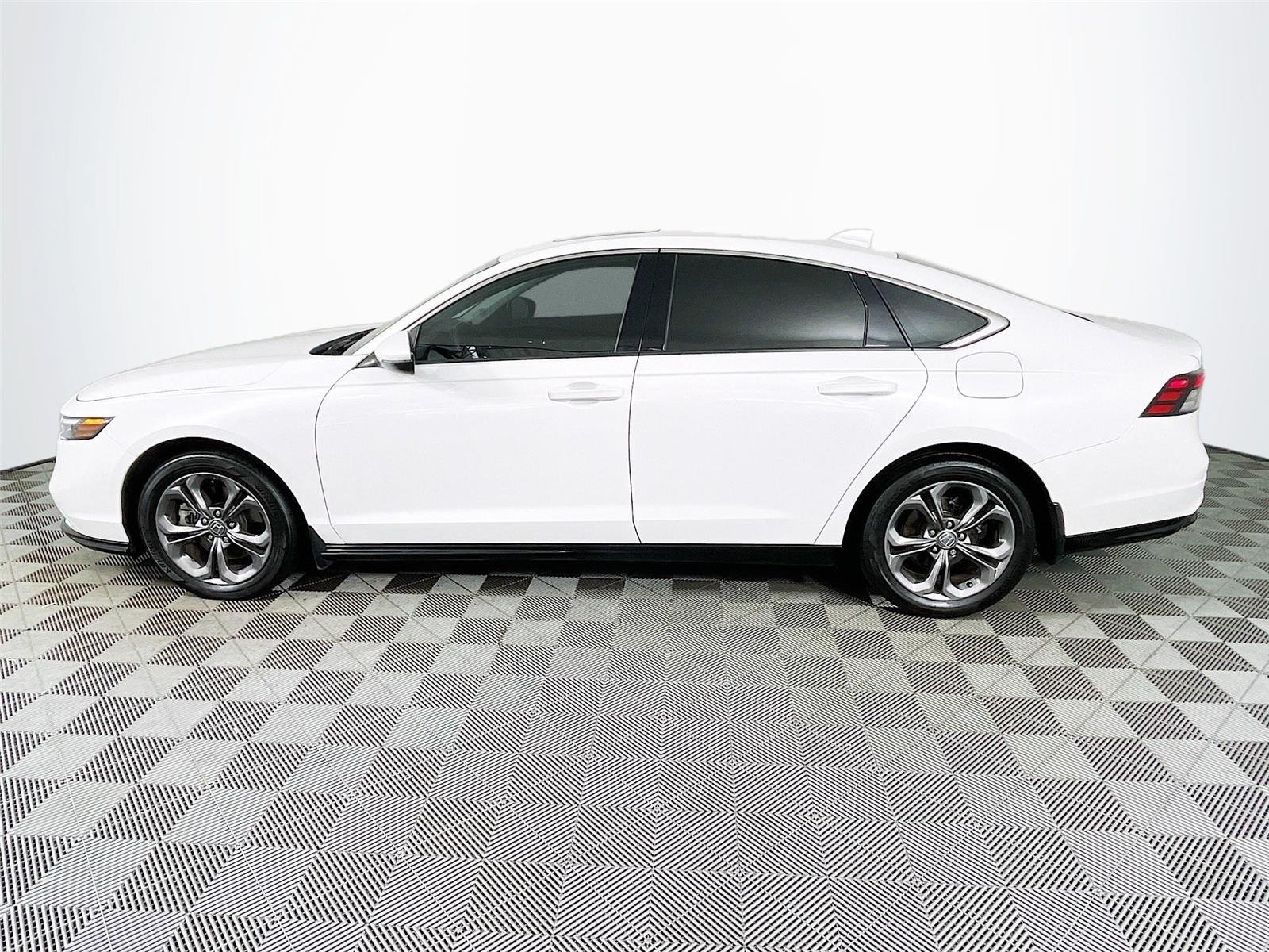 Used 2023 Platinum White Pearl Honda EX-L image 4