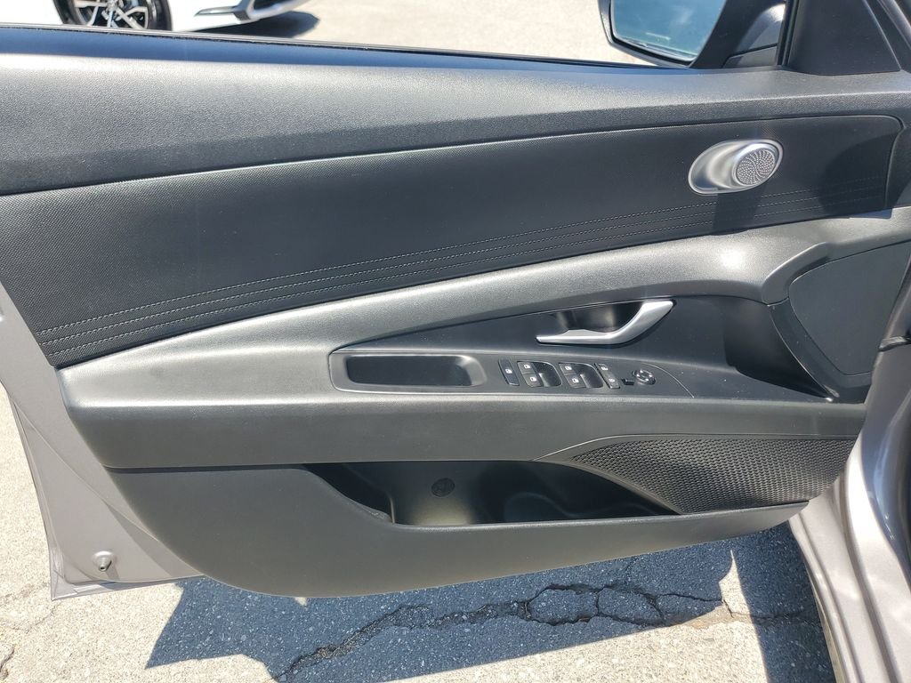 Used 2021 Fluid Metal Hyundai SEL image 17