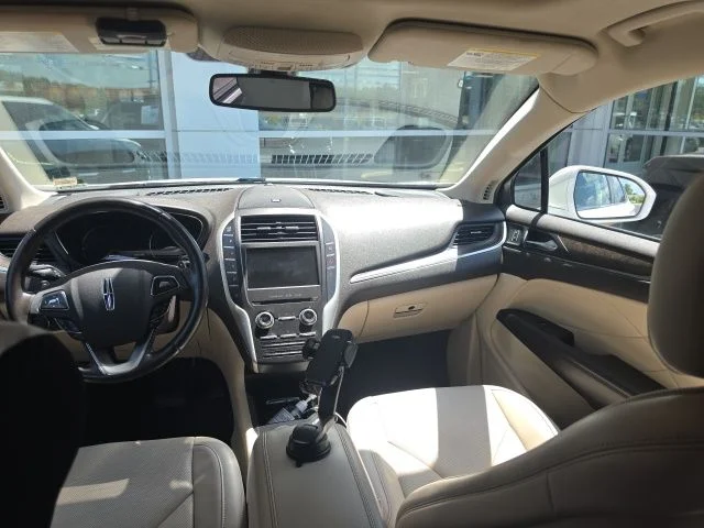 Used 2019 White Platinum Clearcoat Metallic Lincoln Reserve image 10