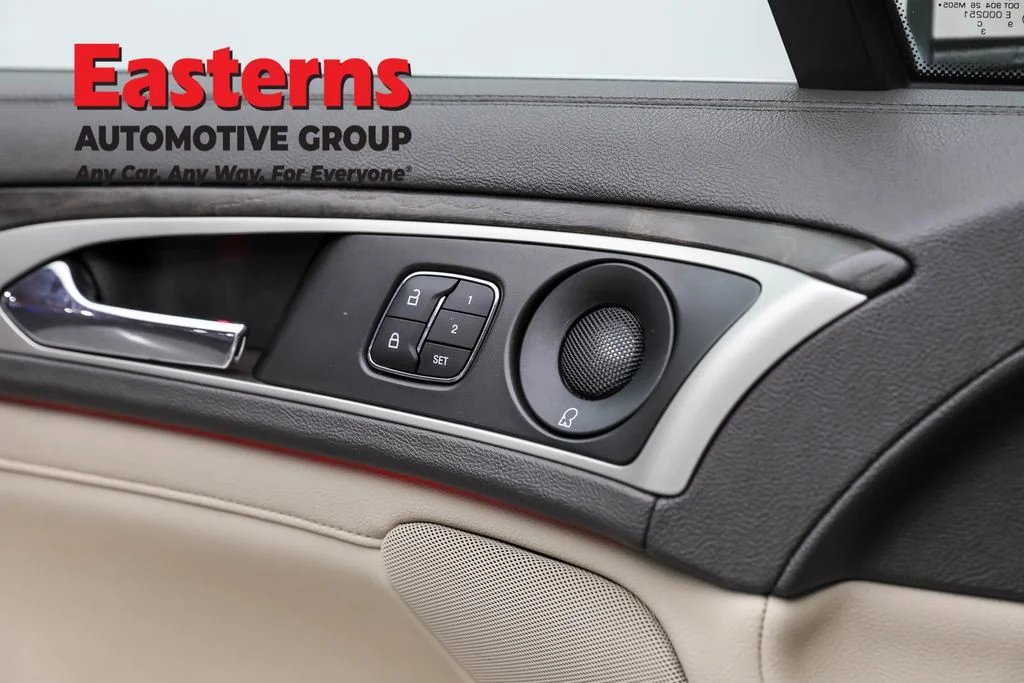 Used 2019 White Lincoln Reserve image 21