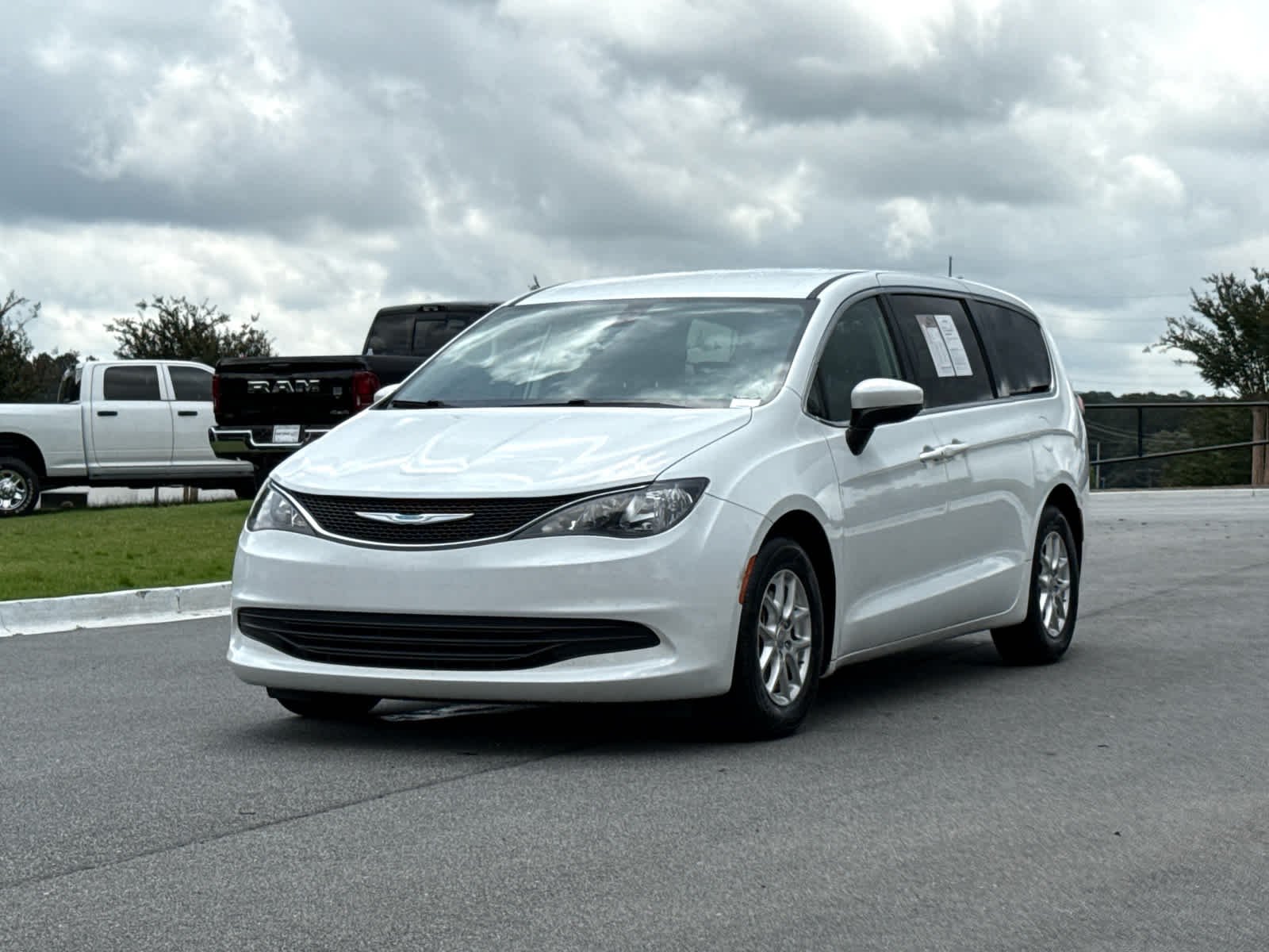 2017 Chrysler Pacifica LX's photo