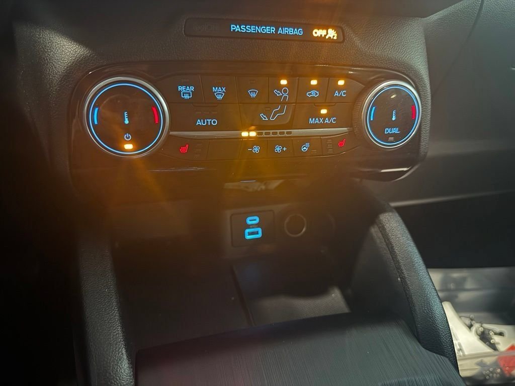 Used 2022 Blue Ford SE image 13