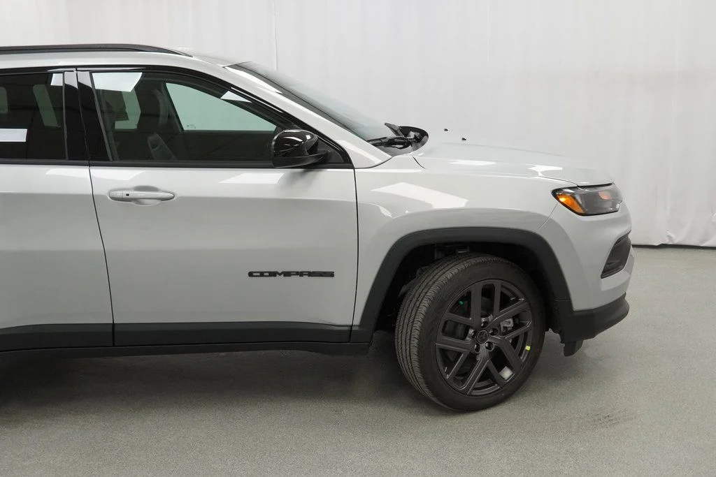New 2026 Silver Zynith Metallic Clear-Coat Exterior Paint Jeep Latitude image 10