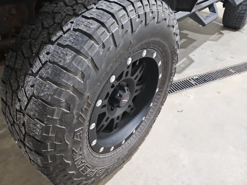Used 2016 Silver Jeep Sahara image 6