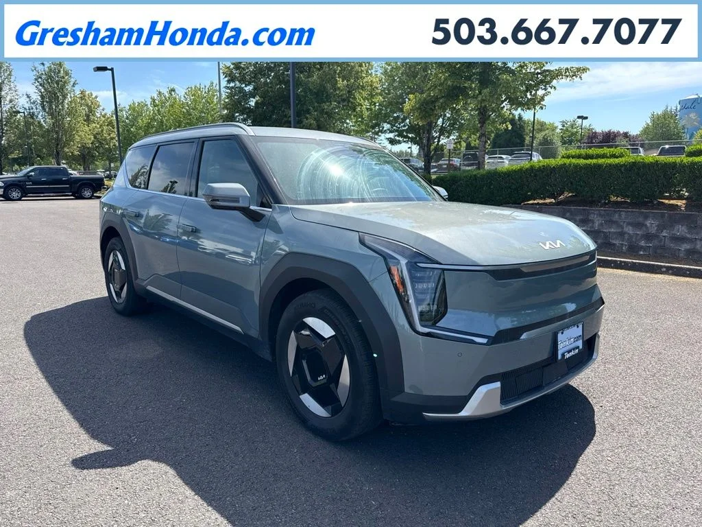 Used 2024 Iceberg Green Kia Wind image 1
