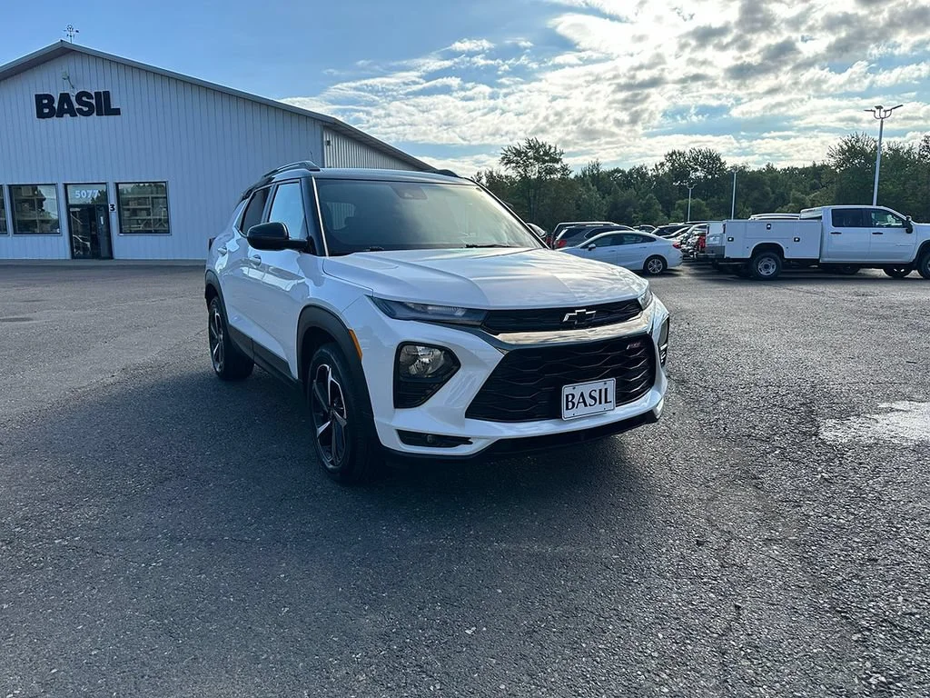 Used 2023 SUMMIT WHITE Chevrolet RS image 37