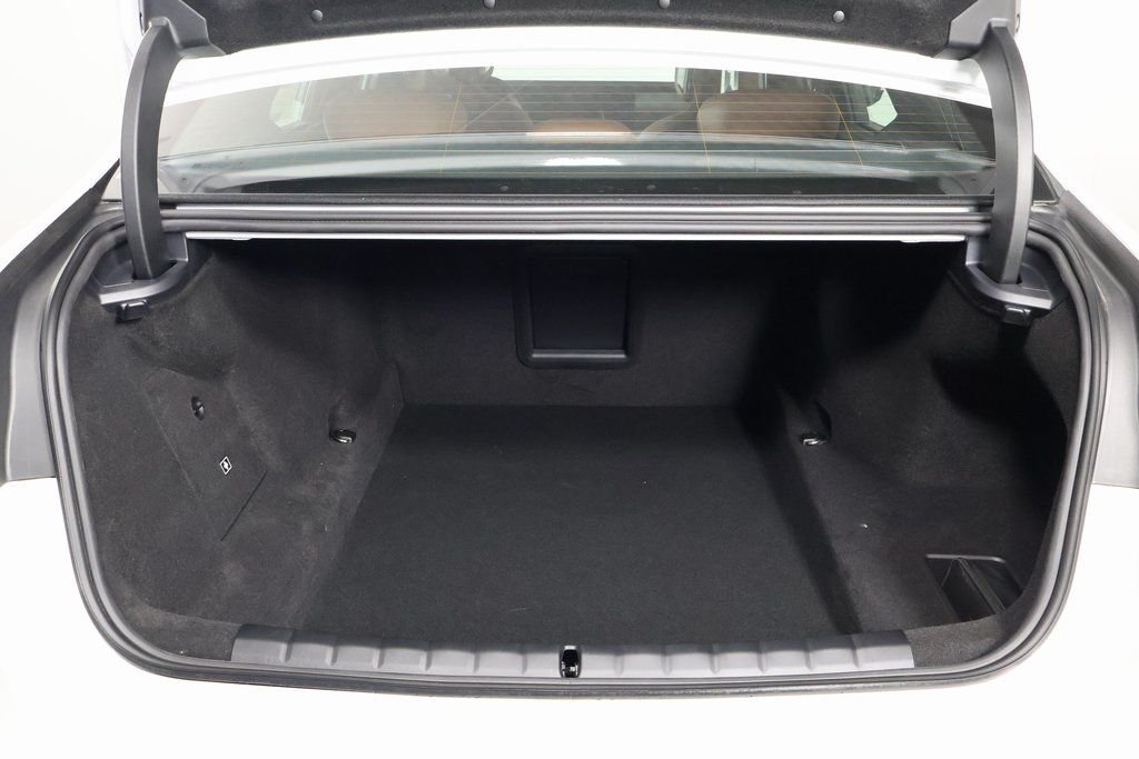2026 BMW 7 Series 750e - Photo 9