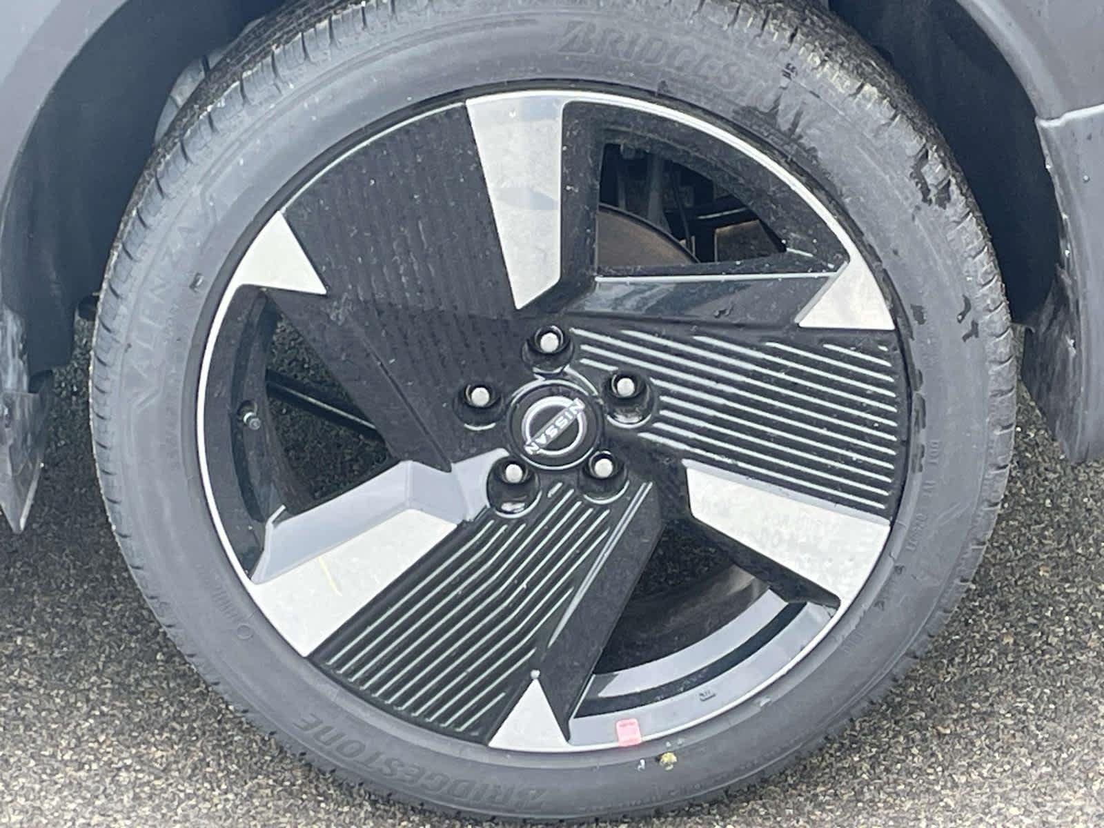 New 2026 Aspen White Tricoat/Super Black Nissan SR image 15