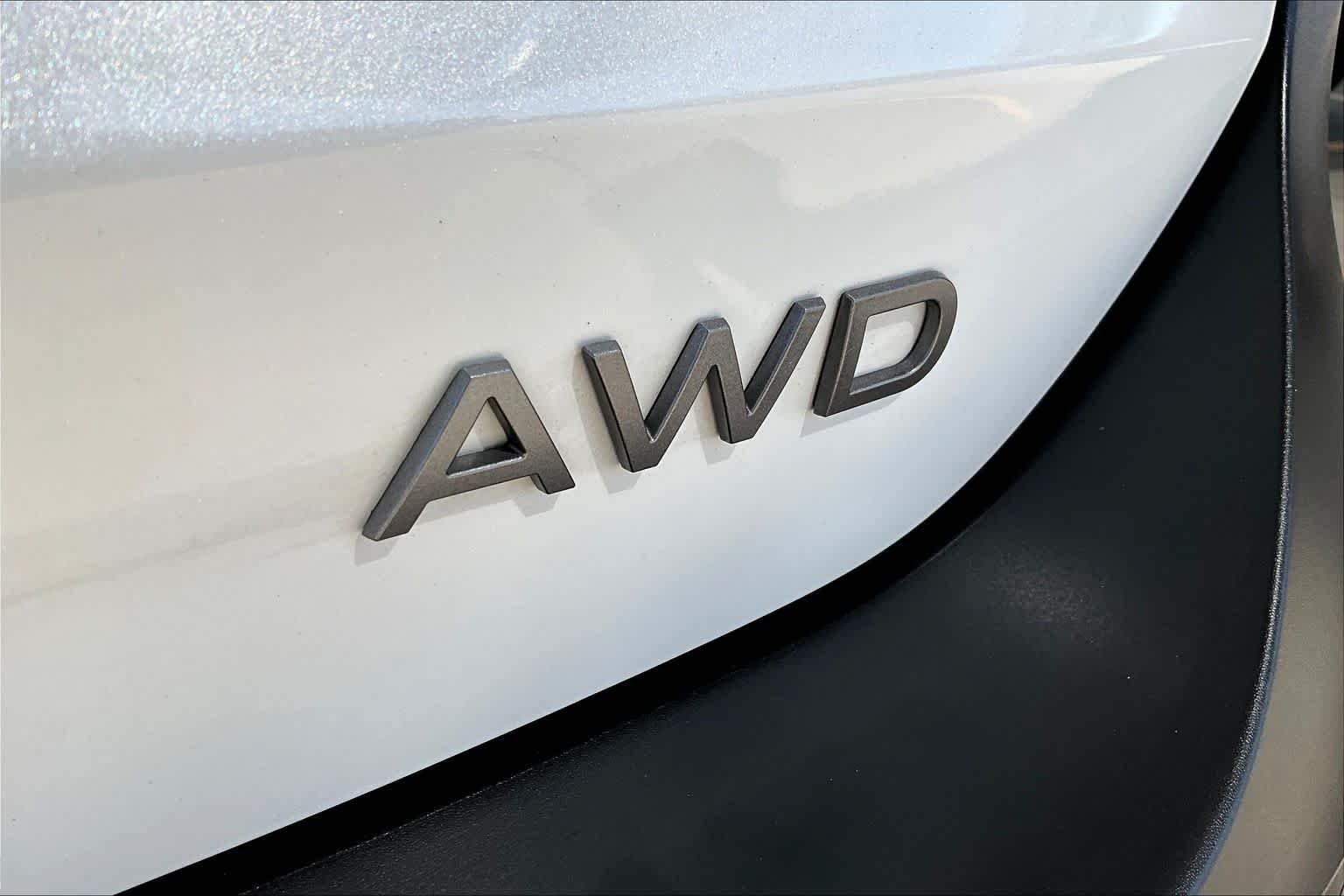 Used 2025 Aspen White Tricoat Nissan SV image 18