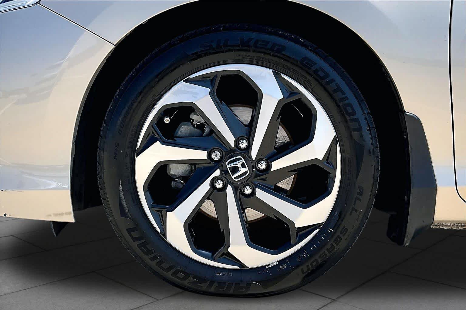 Used 2016 Champagne Frost Pearl Honda EX image 11