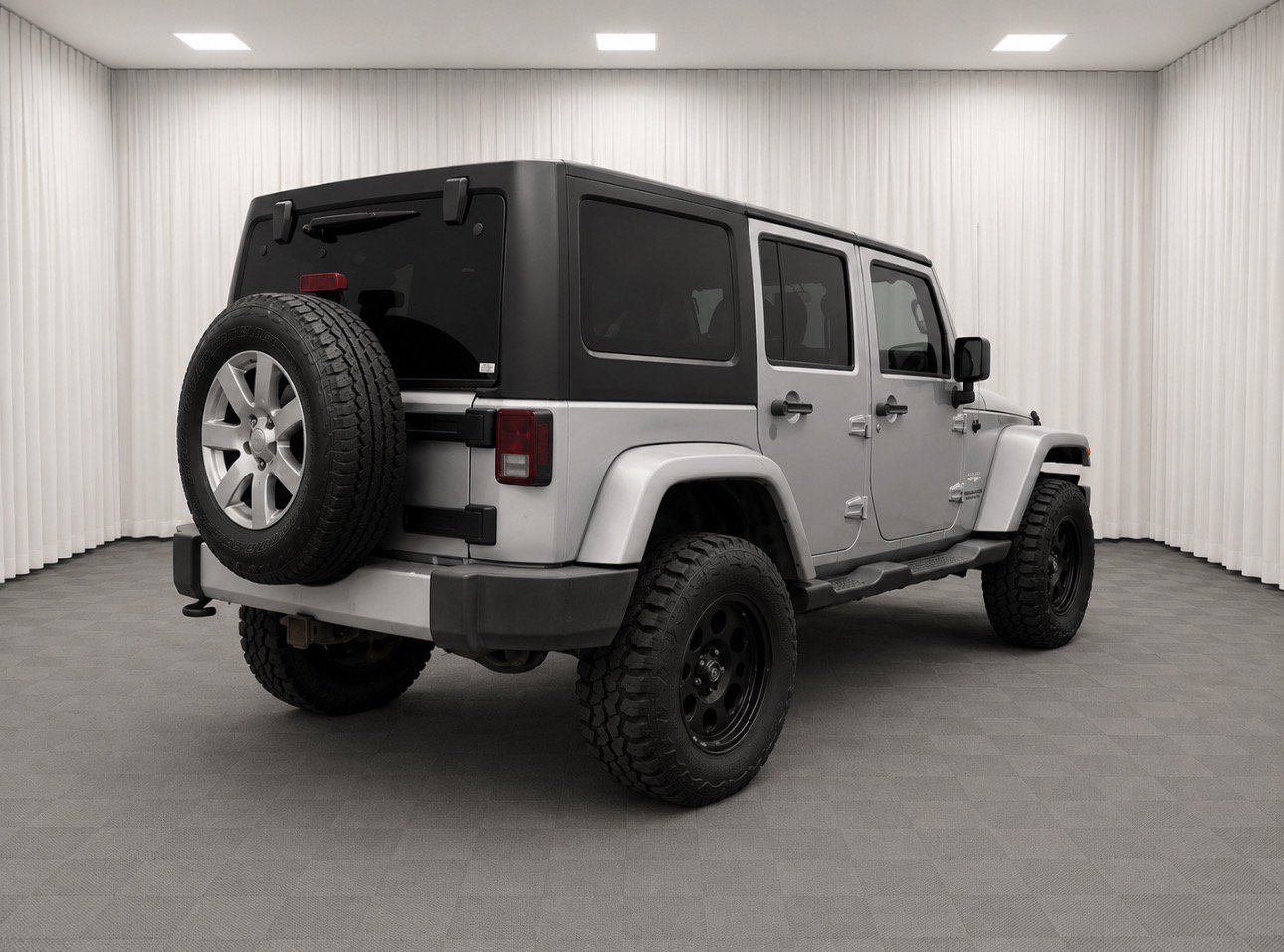 Used 2014 Billet Metallic Clearcoat Jeep Sahara image 3