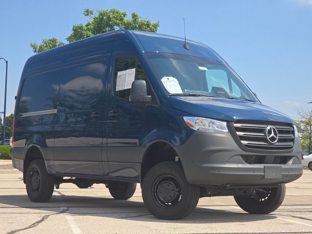 Used 2025  Mercedes-Benz Cargo 144 WB image 2
