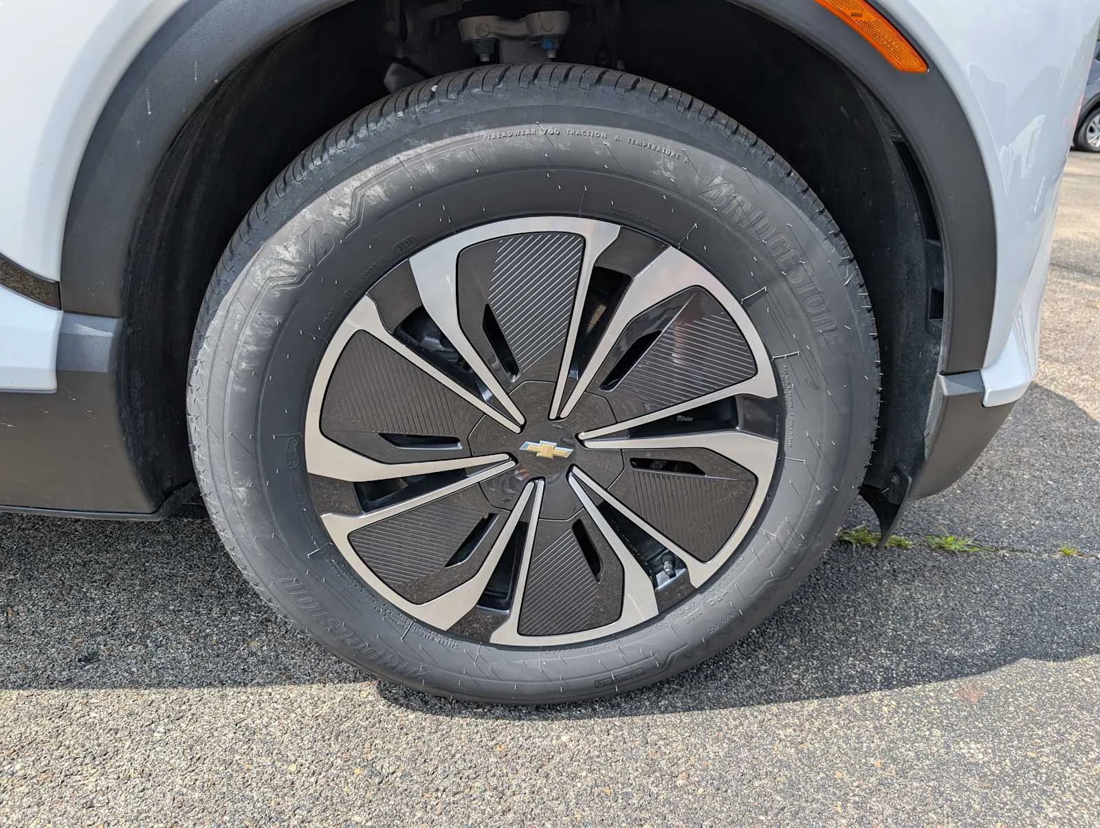 New 2025 Summit White Chevrolet AWD LT image 3