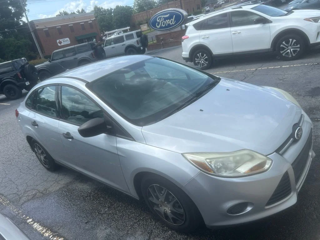 Used 2013  Ford S image 2