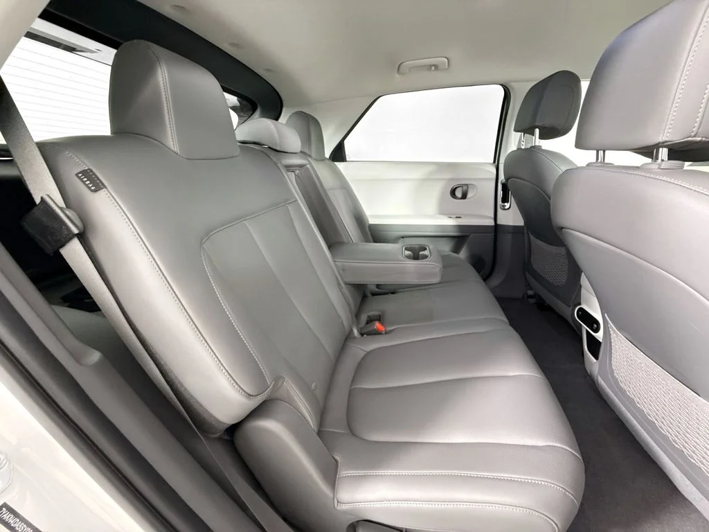 Used 2025 White Hyundai SEL image 25