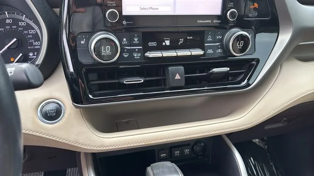 Used 2020  Toyota XLE image 31