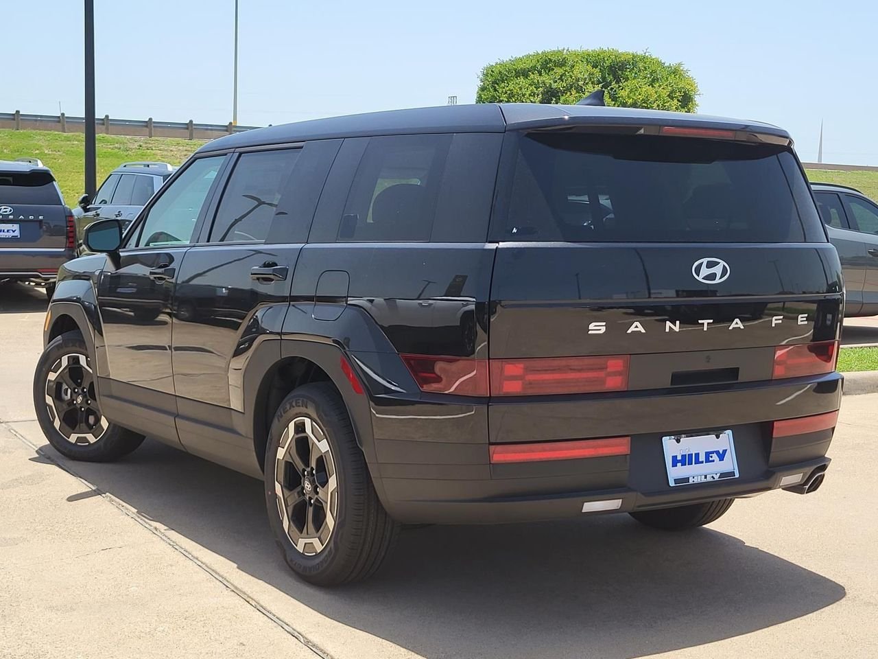 New 2026 Phantom Black Hyundai SE FWD image 4