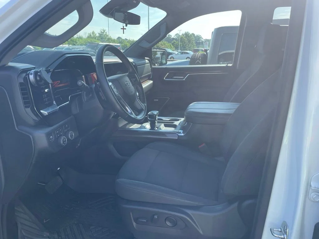 Used 2025 White Chevrolet RST image 10