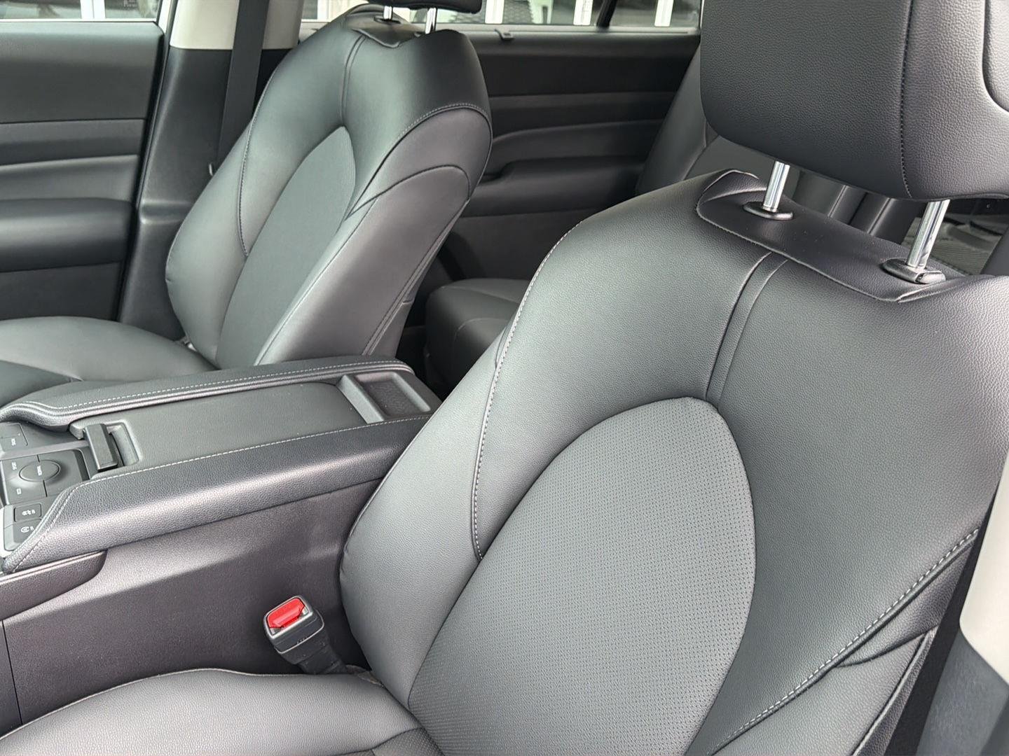 Used 2025 Wind Chill Pearl Toyota XLE image 29