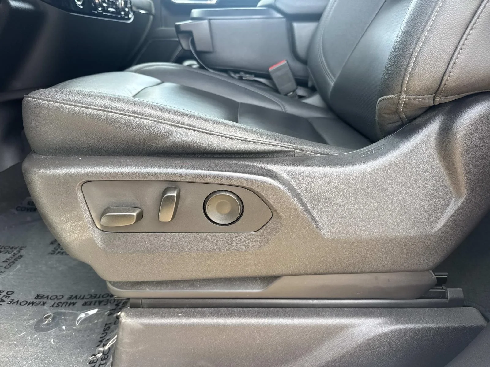 Used 2024 White GMC SLT image 17