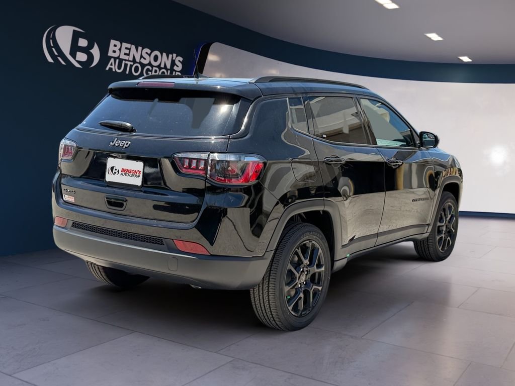 New 2026 Diamond Black Crystal Pearl-Coat Exterior Paint Jeep Latitude image 5