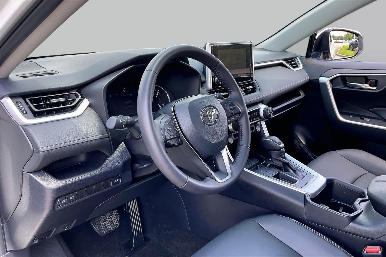 Used 2024 Wind Chill Pearl Toyota XLE Premium image 16