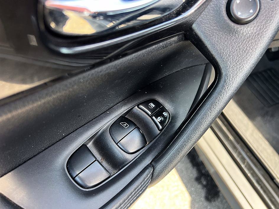 Used 2018 Caspian Blue Nissan SV image 20