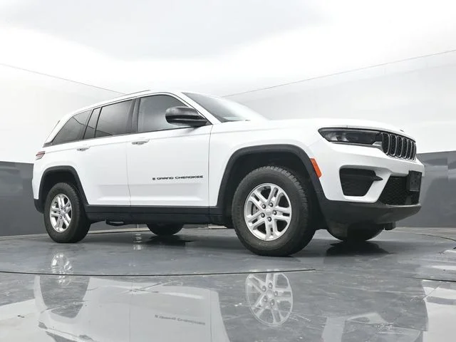 Used 2024 White Jeep Laredo image 43