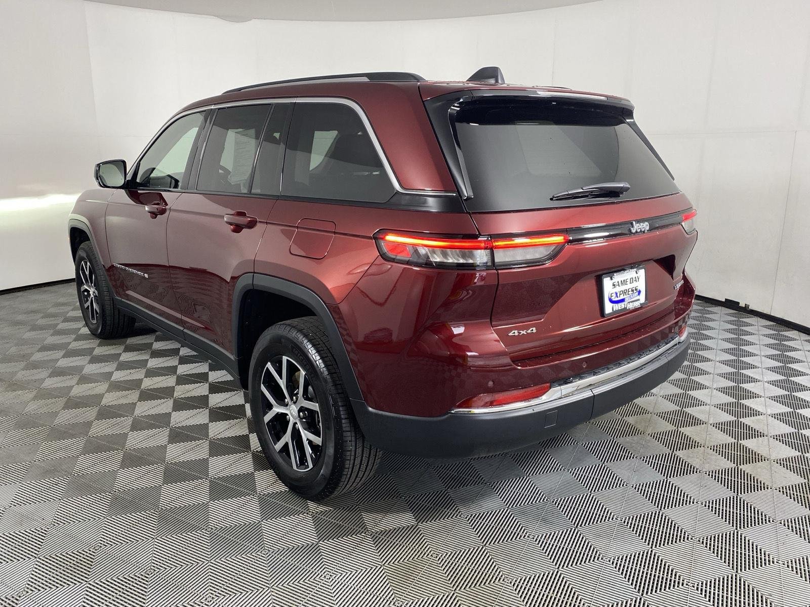 Used 2023  Jeep  image 5