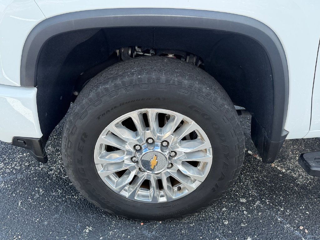 Used 2023 White Chevrolet High Country image 11