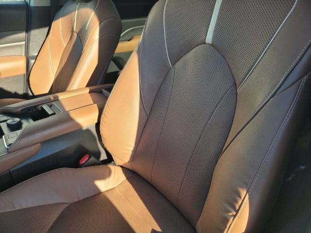 Used 2025  Toyota Platinum image 13