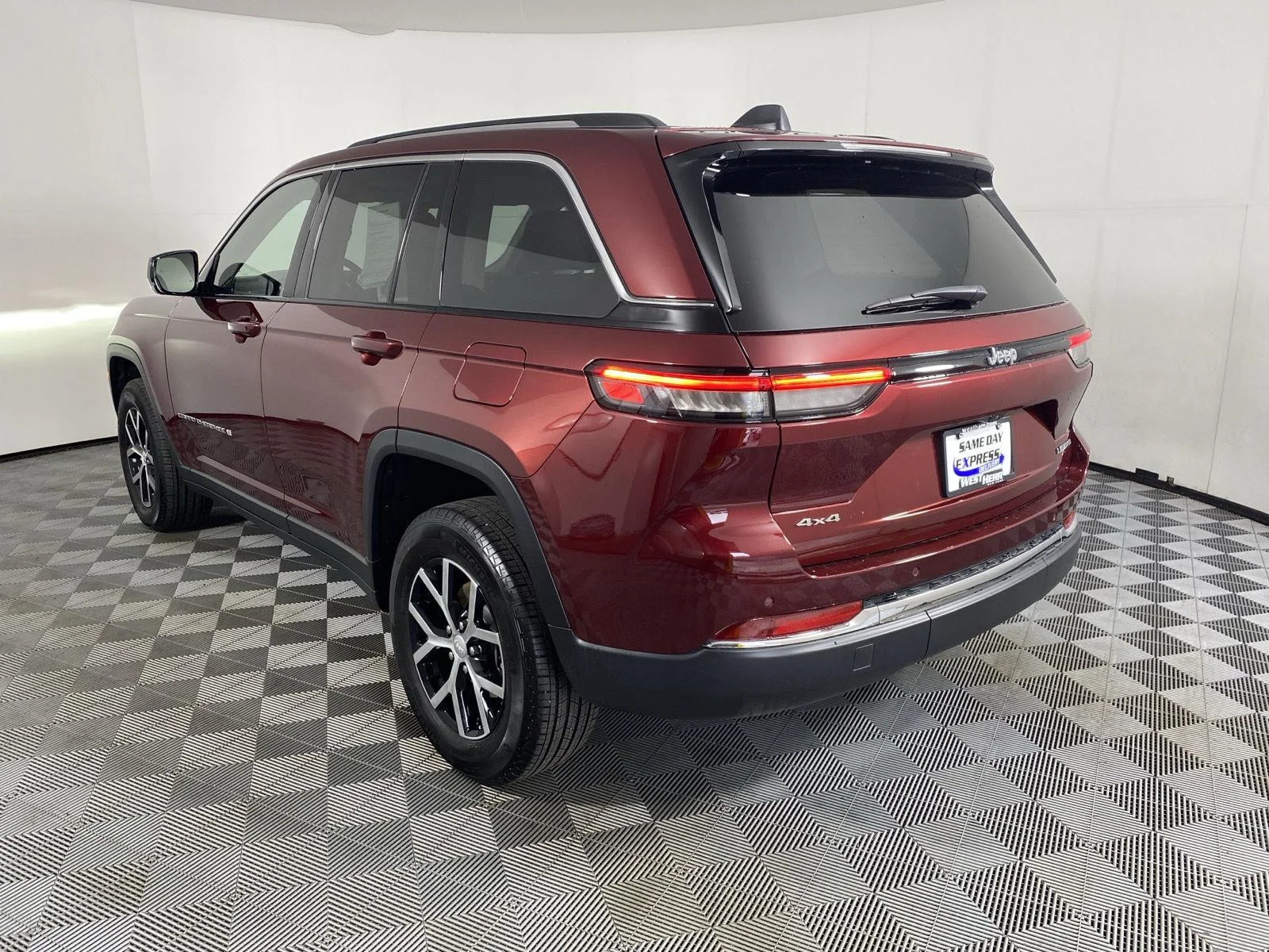 Used 2023  Jeep  image 5