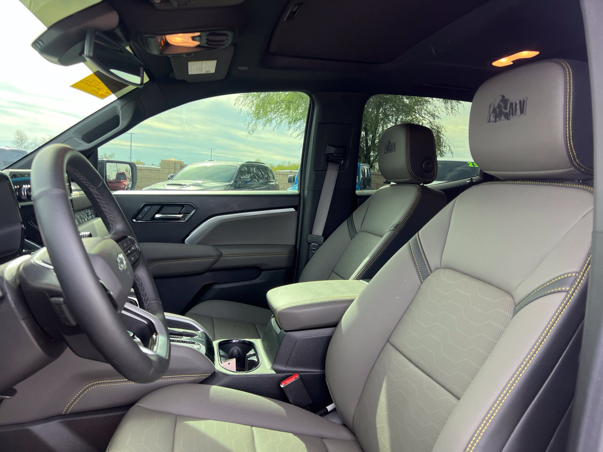 Used 2025 White Chevrolet ZR2 image 27