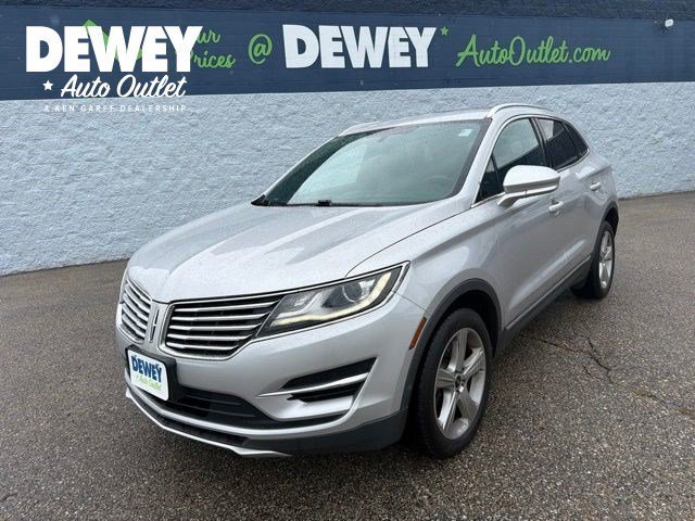 Used 2017 Ingot Silver Lincoln Premiere image 1