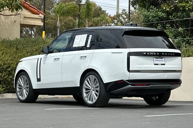 Used 2024 White Land Rover SE image 3