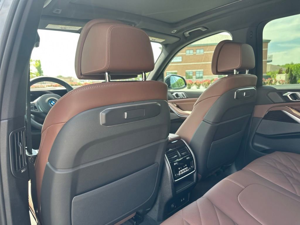 New 2026 Skyscraper Grey Metallic BMW xDrive50e image 22