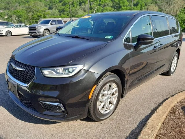 Used 2023 Black Chrysler Touring L image 5
