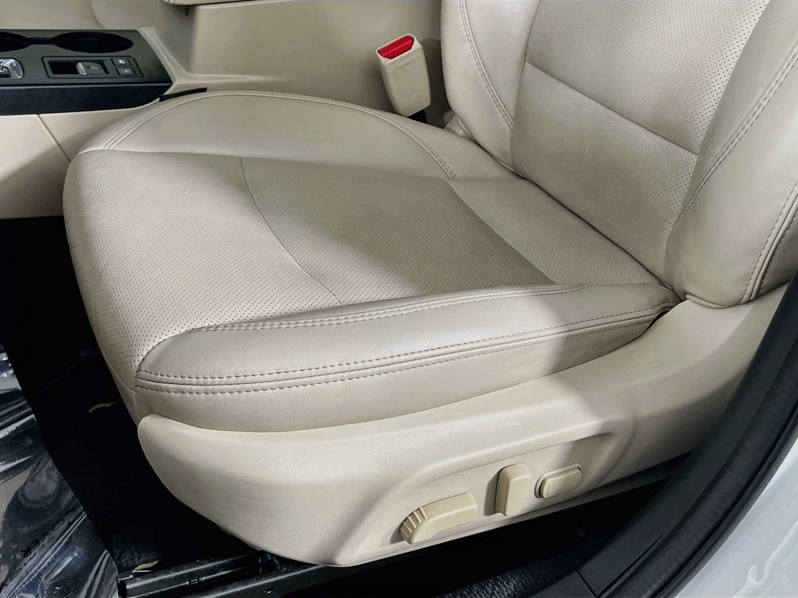Used 2019 Crystal White Pearl Subaru Limited image 20