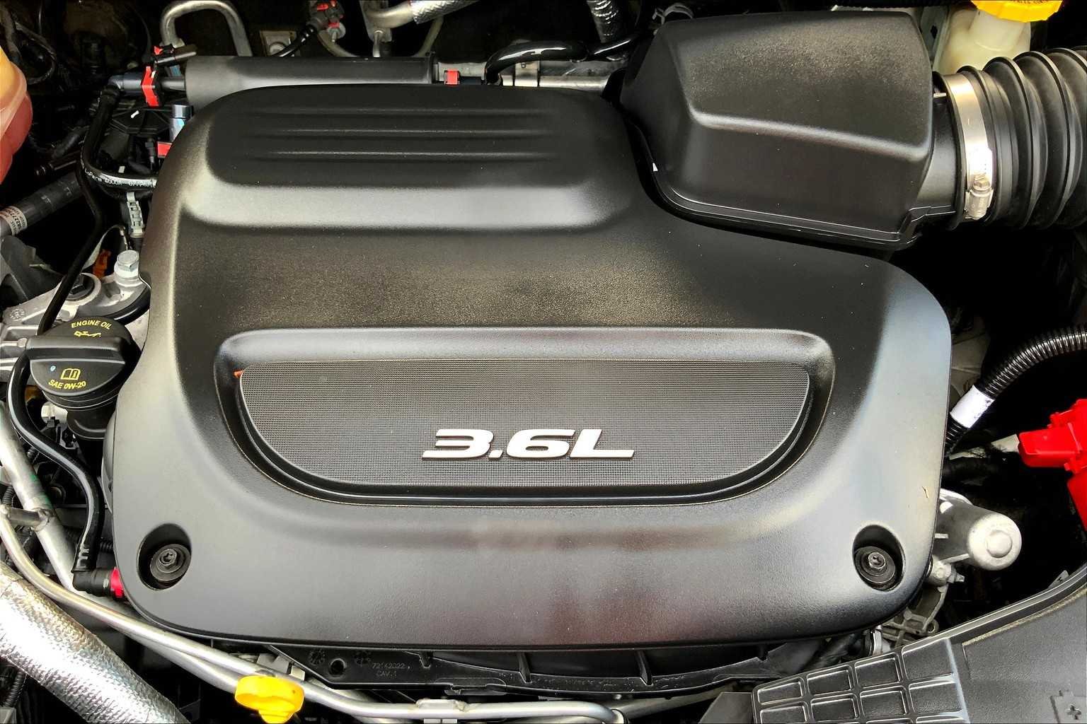 Used 2019 Billet Silver Metallic Clearcoat Chrysler Limited image 31