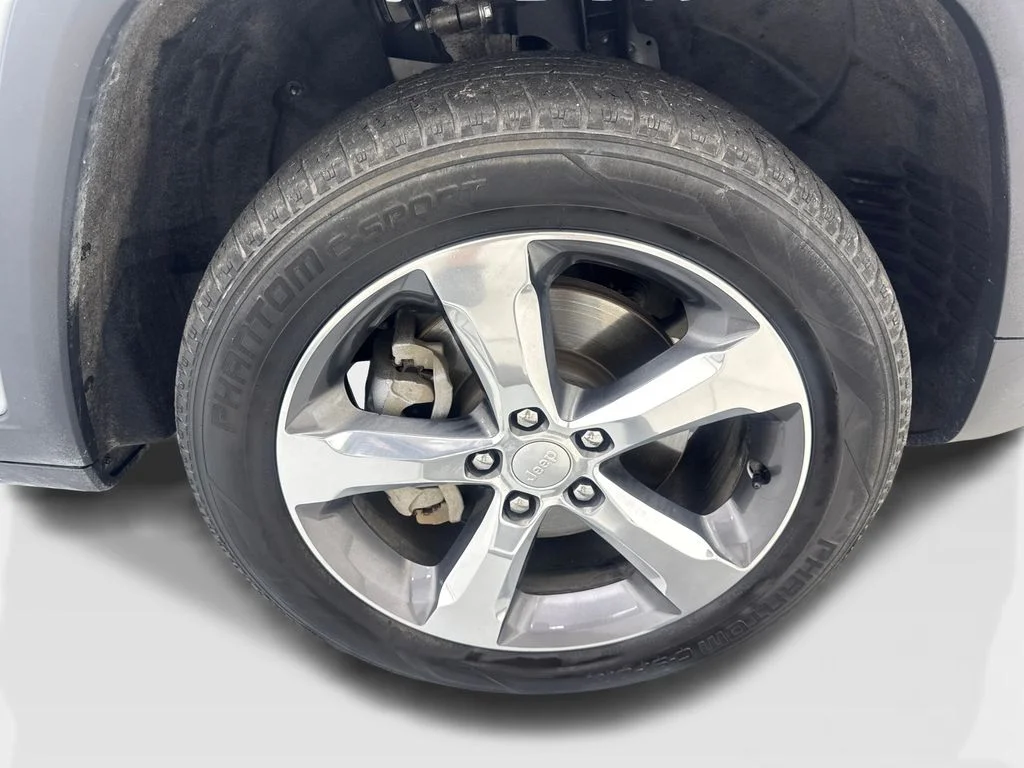 Used 2022 Silver Jeep Limited image 91