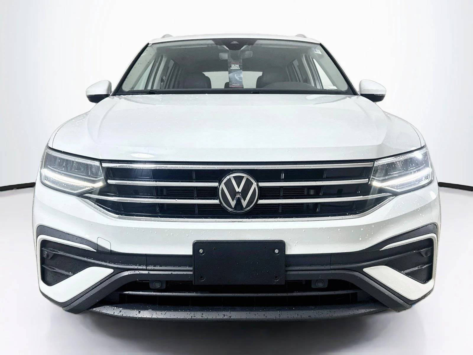 Used 2024 Pyrite Silver Metallic Volkswagen SE image 4