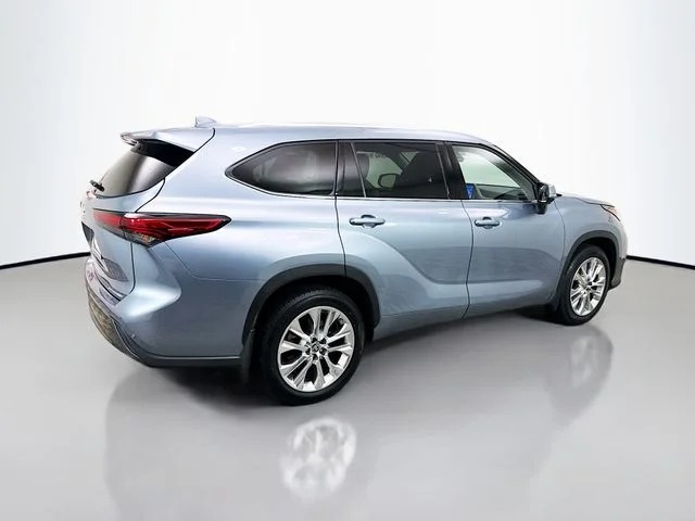 Used 2023  Toyota Limited image 7